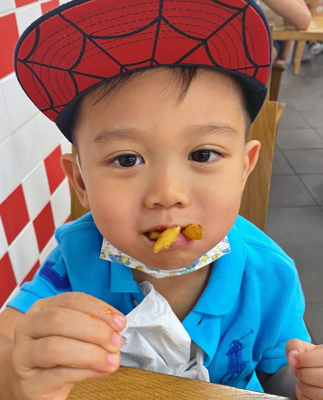 胡杏兒老公曬兒子萌照，奕霆大口塞薯條吃出表情包，秒變在線吃播