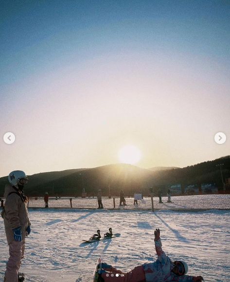 李小璐帶女兒滑雪，吐槽甜馨長太重卻抱著不撒手，母女同框超有愛