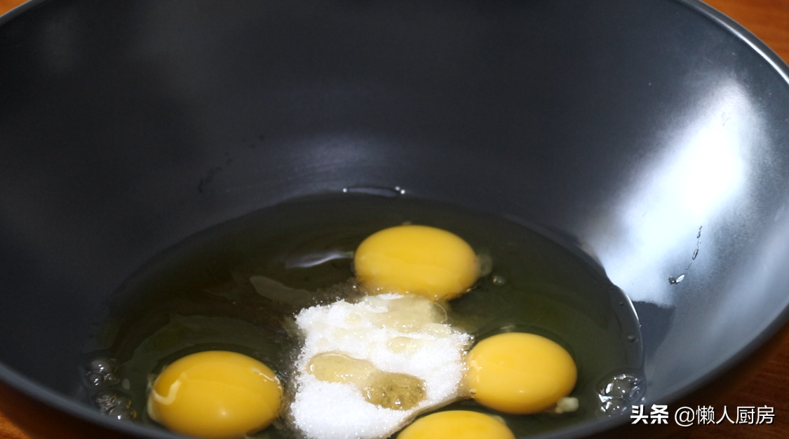 不用加水，不要分离蛋白蛋黄，教你蜂蜜脆皮蛋糕的做法，皮脆里软