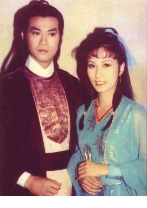 72岁的“张无忌”拥着72岁的“赵敏”拍照，原来