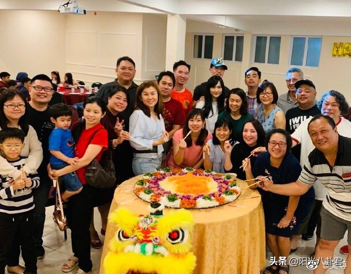 Wu Zun and classmate group photo resemble needing one people of a certain kind, athletic thin body goes to Huang Xiaoming oily, middleaged male star is rejuvenescent