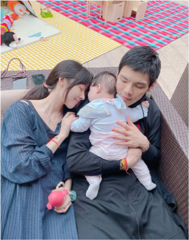 向佐与郭碧婷和女儿已团聚，透露cora活泼好动想带其攀登沙漠