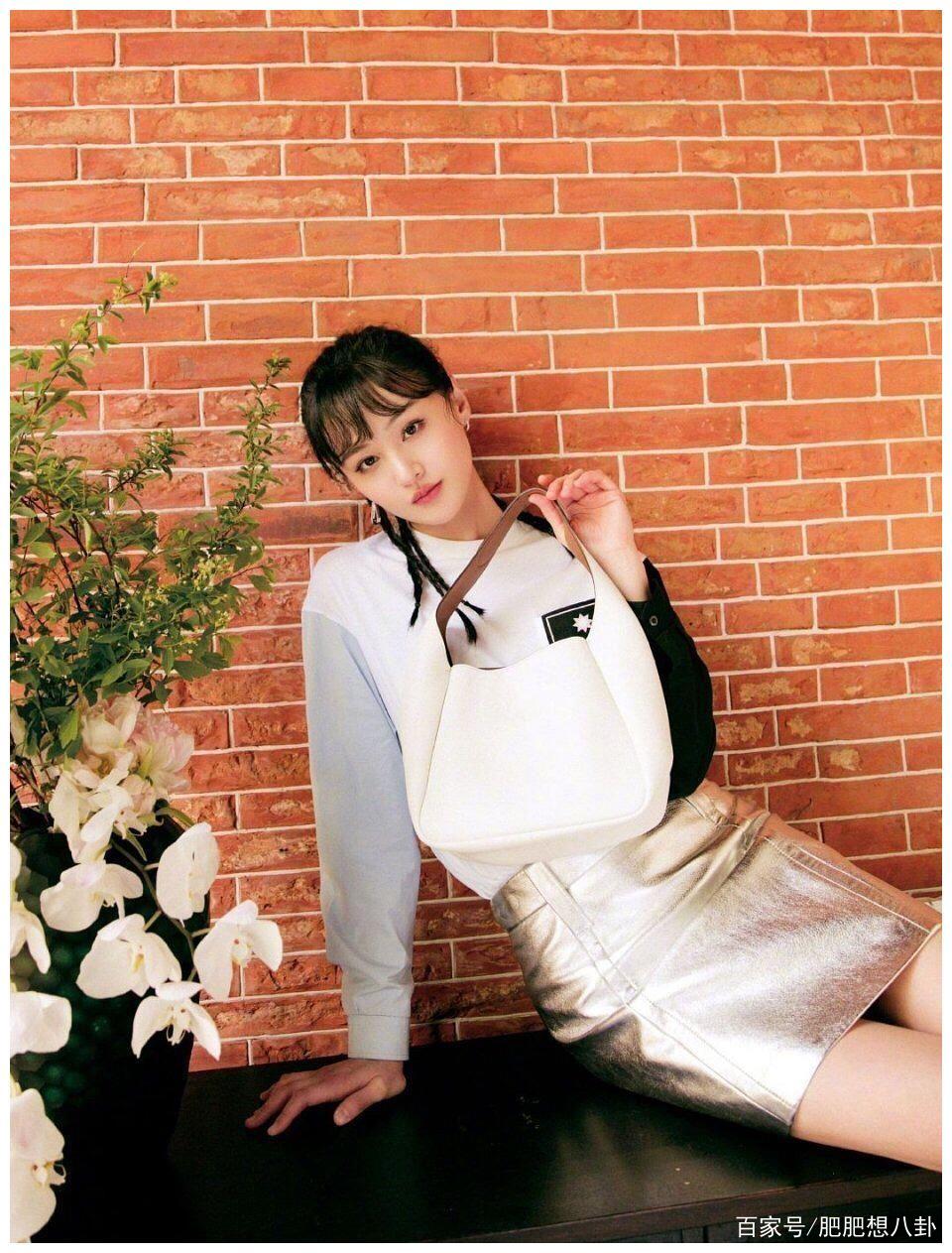 郑爽也遭遇掉发危机了？用生发梳被网友催早睡