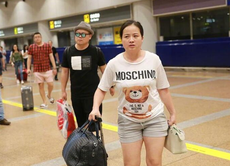 岳云鹏老婆大胆“炫富”！一件上衣价格过万，近照腰围粗了一大圈