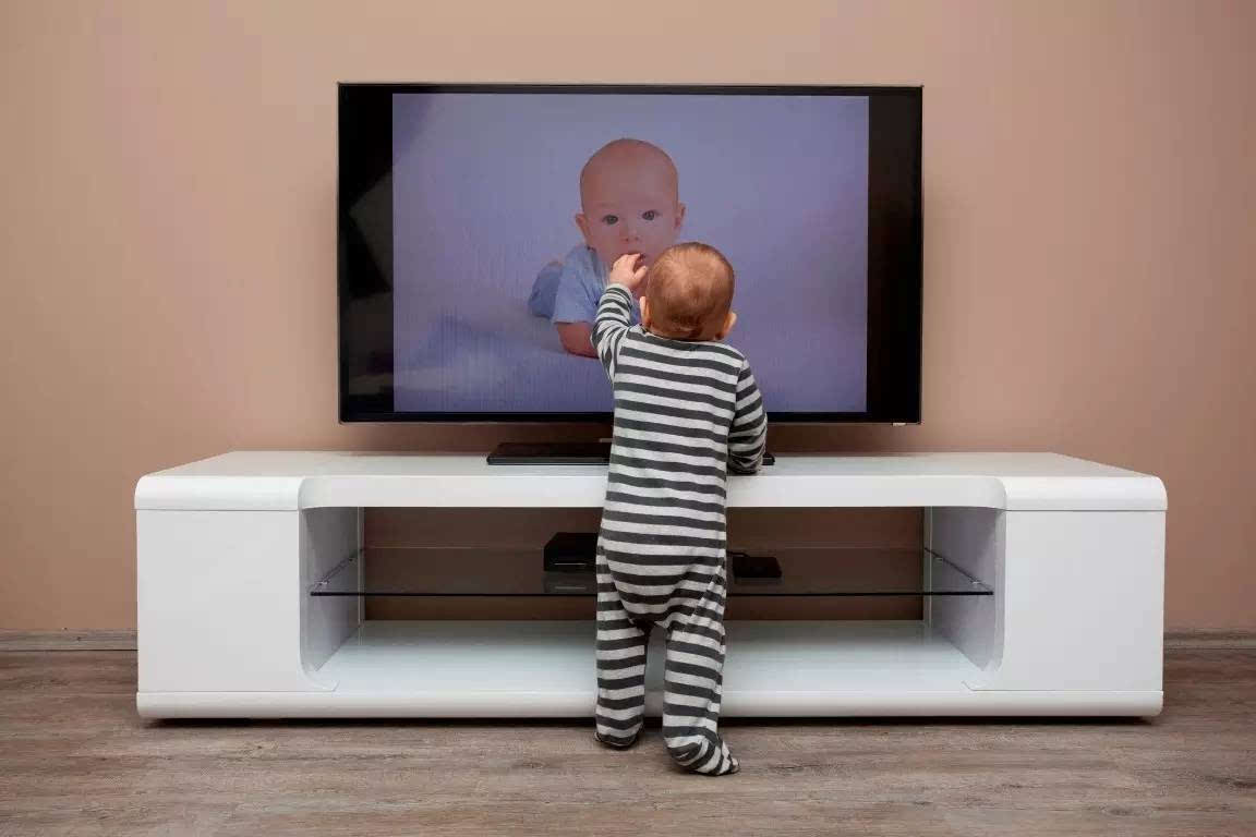 “印刻效应”告诉父母：让孩子过早接触电视，伤害的不仅仅是视力
