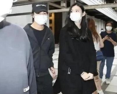 奚梦瑶再怀孕5个月被网友街拍，一身黑胖到认不