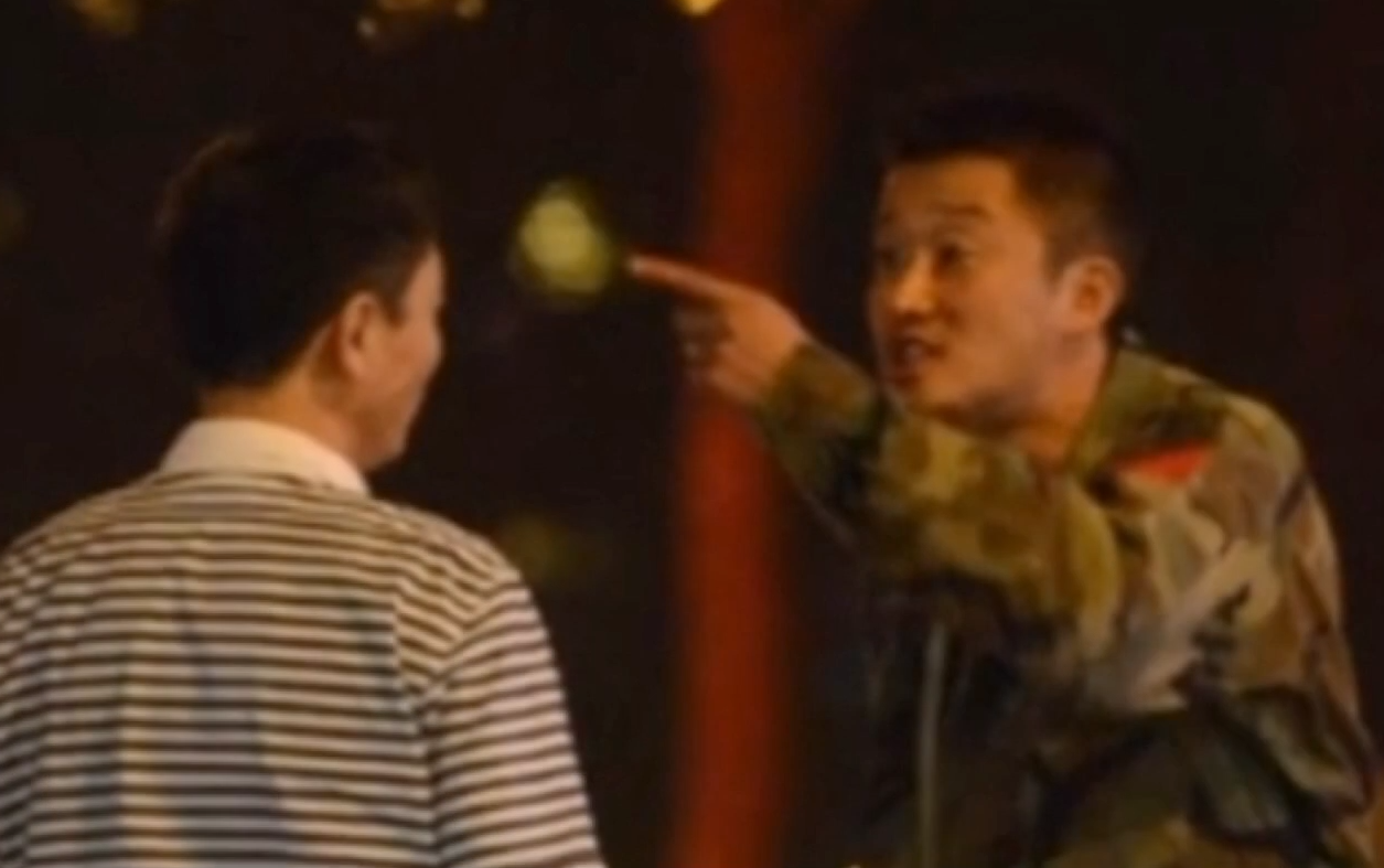 吴京的“间歇性”人设崩塌，有人怒骂：真爱国