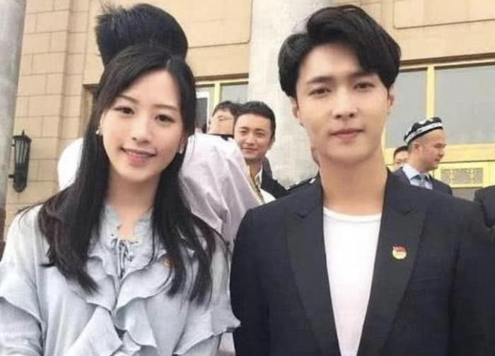 人民大会堂不许化妆，明星全都素颜出镜，看到范冰冰我醉了