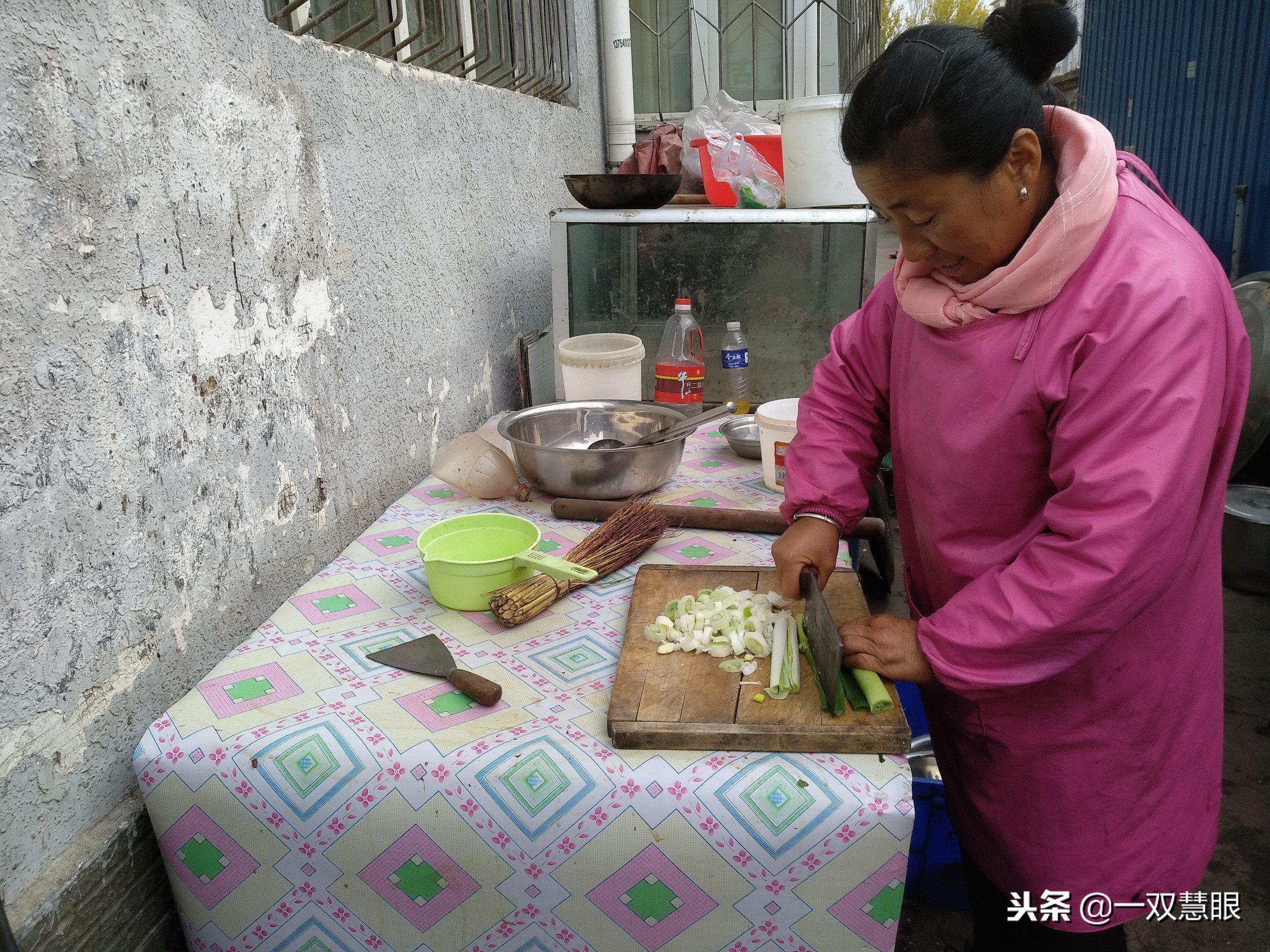 猪血肠杀猪菜那是北方人的最爱，杀猪菜猪血肠的制作过程很复杂的