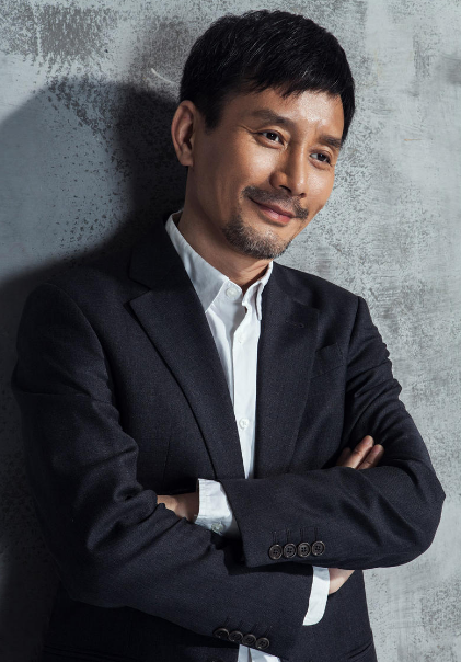 江珊：閃婚震驚一時，與靳東姐弟戀5年，如今54歲卻依舊美如少女