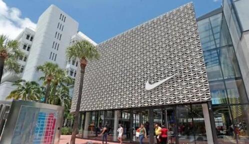 优衣库“清凉”口罩被疯抢，顾客冒雨排队网站