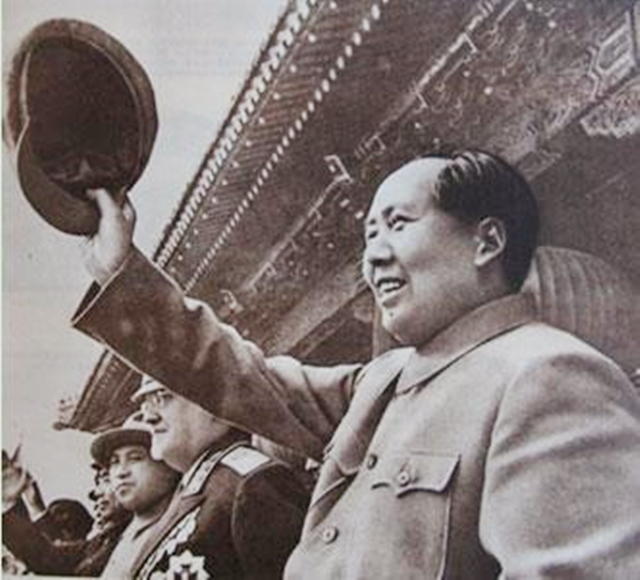 1964年美军公然挑衅我国南海，毛主席7字霸气回应，亲自点兵迎敌