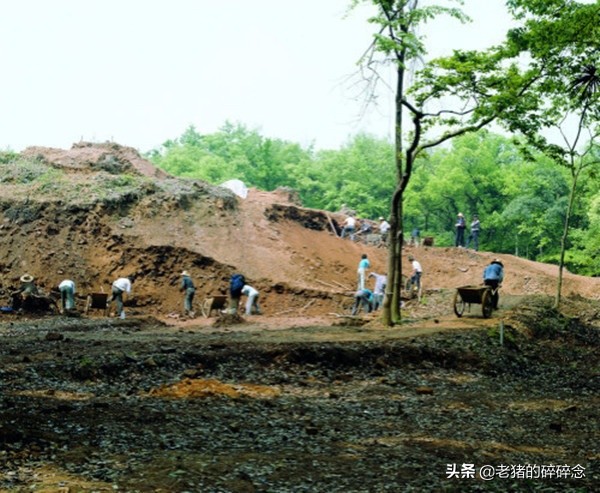 尘封千年宝物终面世，杭州雷峰塔地宫发掘现场，图7是出土宝函