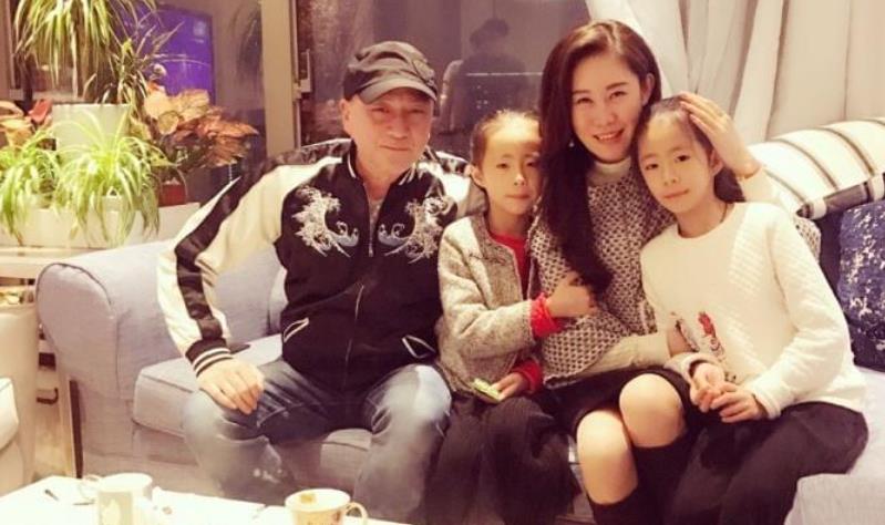 三个孩子以上的明星家庭都有谁？别老是抓着陈浩民，还有更夸张的