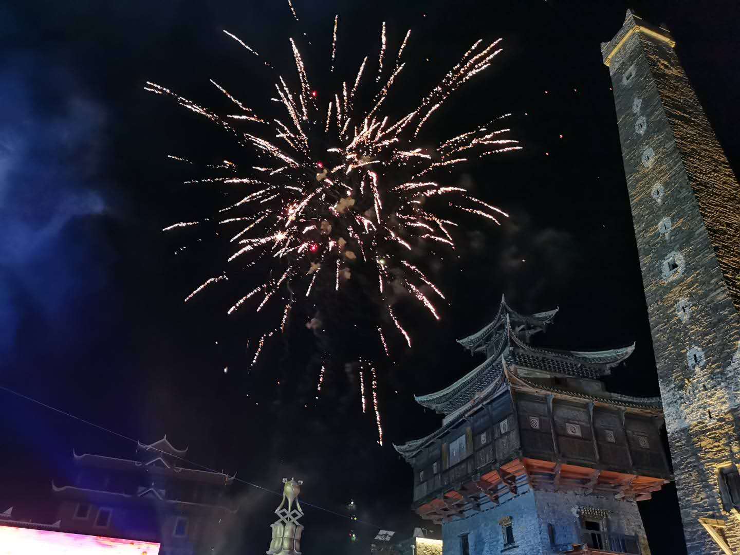 阿坝州小金县：乡亲父老载歌载舞庆苹果丰收