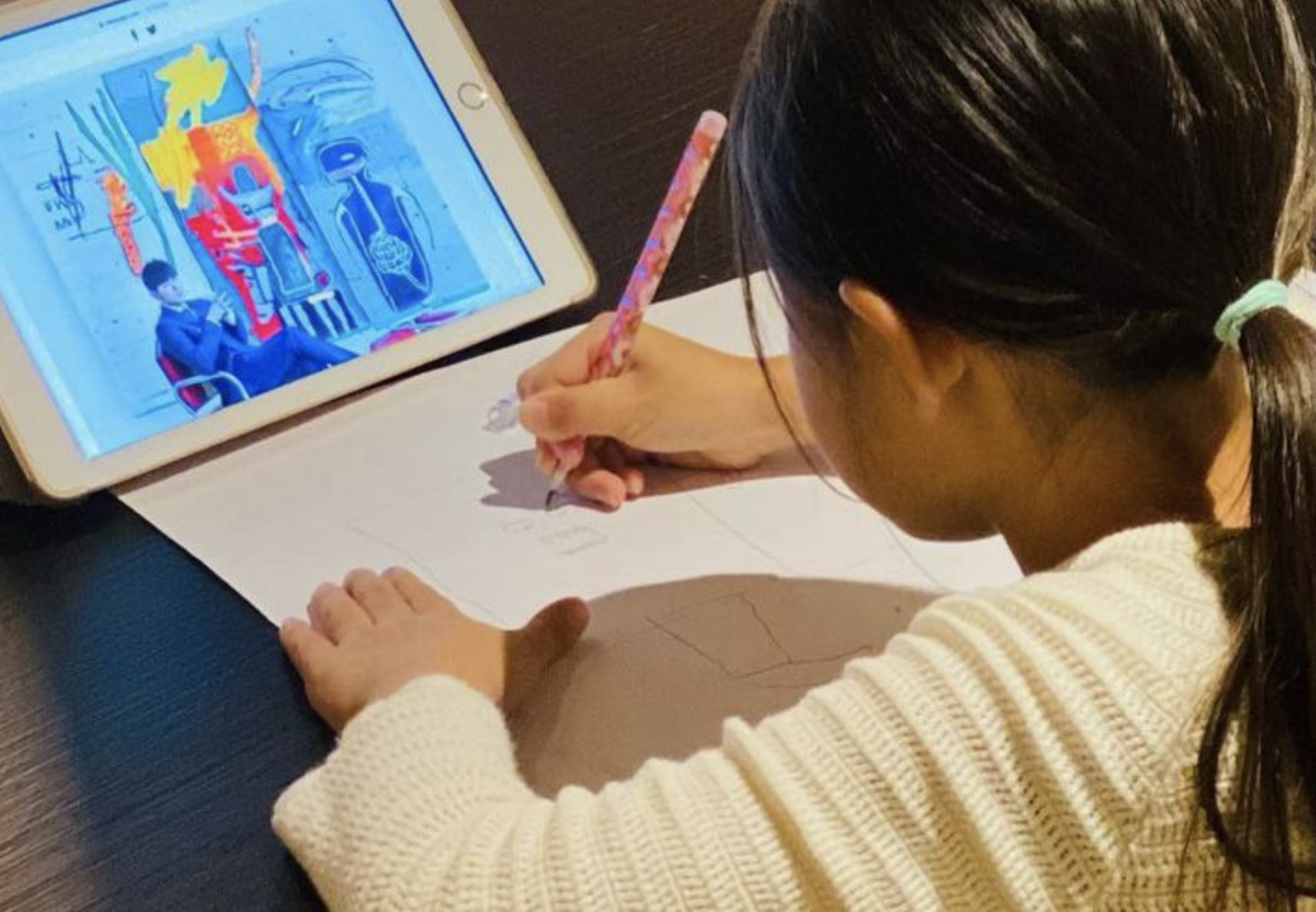 画周杰伦？小周周照着爸爸的照片作画超认真，周董豪宅豪华有档次