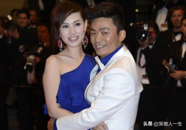 王宝强带儿子为母亲上坟，女友正面照曝光