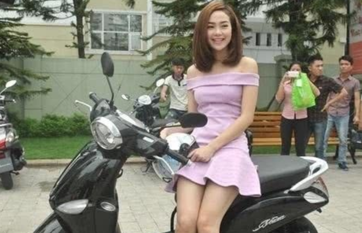 越南女孩为何非要侧身坐摩托车 而不跨着坐 原来还有这些猫腻 国际 爆资讯新媒体平台