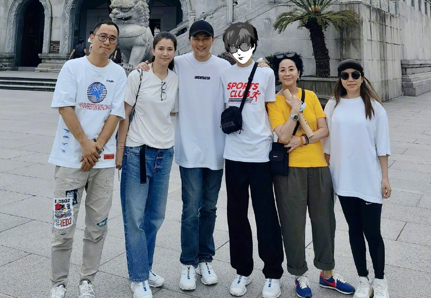 张智霖携家人游普陀山！14岁儿子身高超爸爸，眉眼酷似年轻袁咏仪