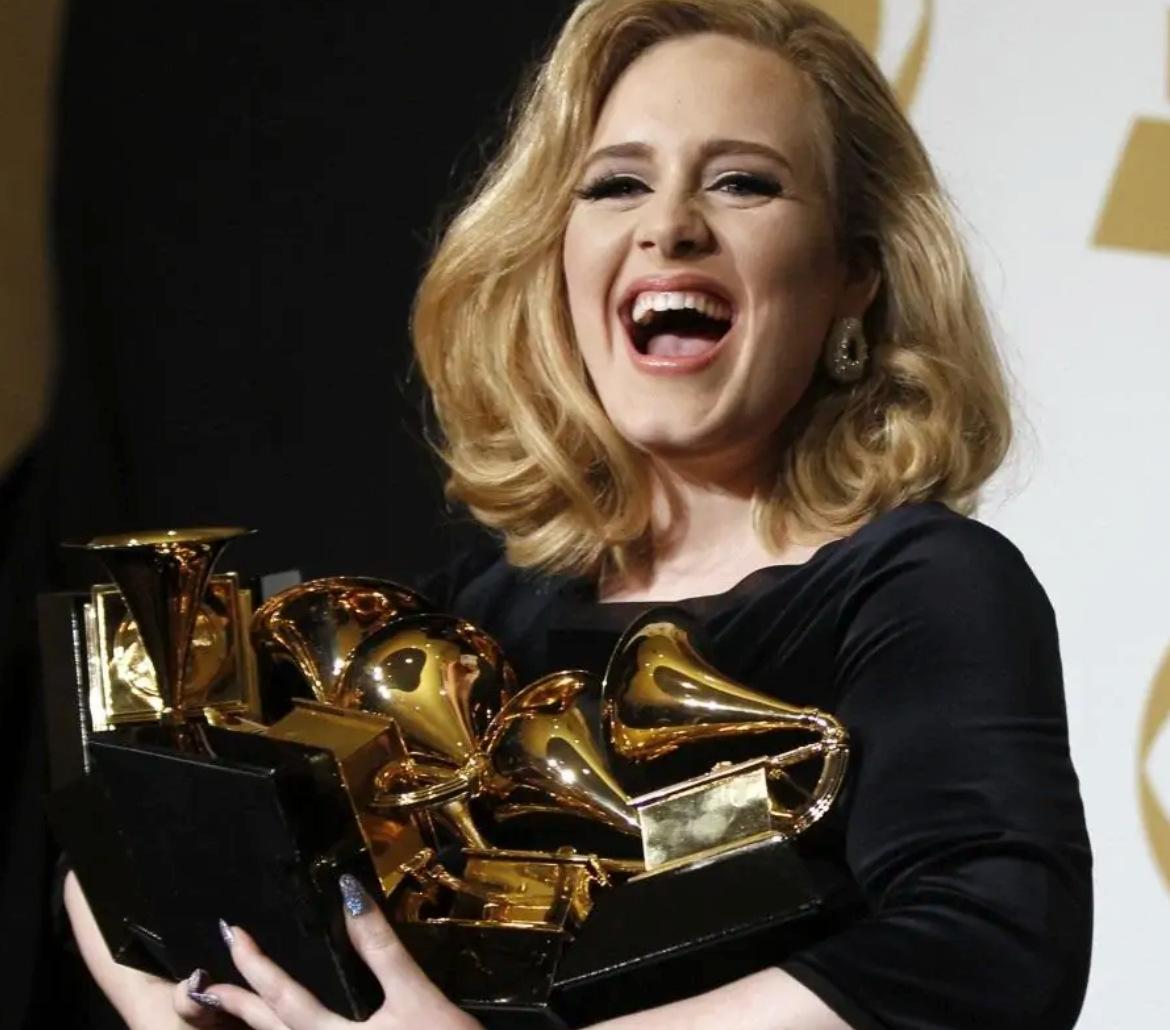 群星亮相格莱美太拼，女星外穿骷髅衣太惊悚，v领到肚脐很常见？