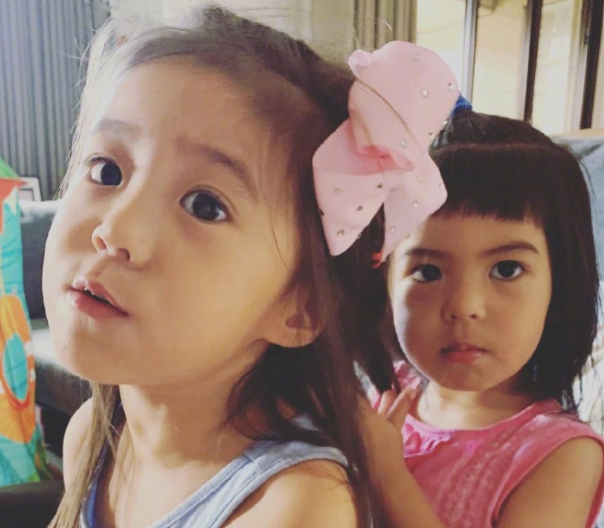 都说咘咘很像贾静雯，妹妹波妞近照曝光，五官长开要超越姐姐了