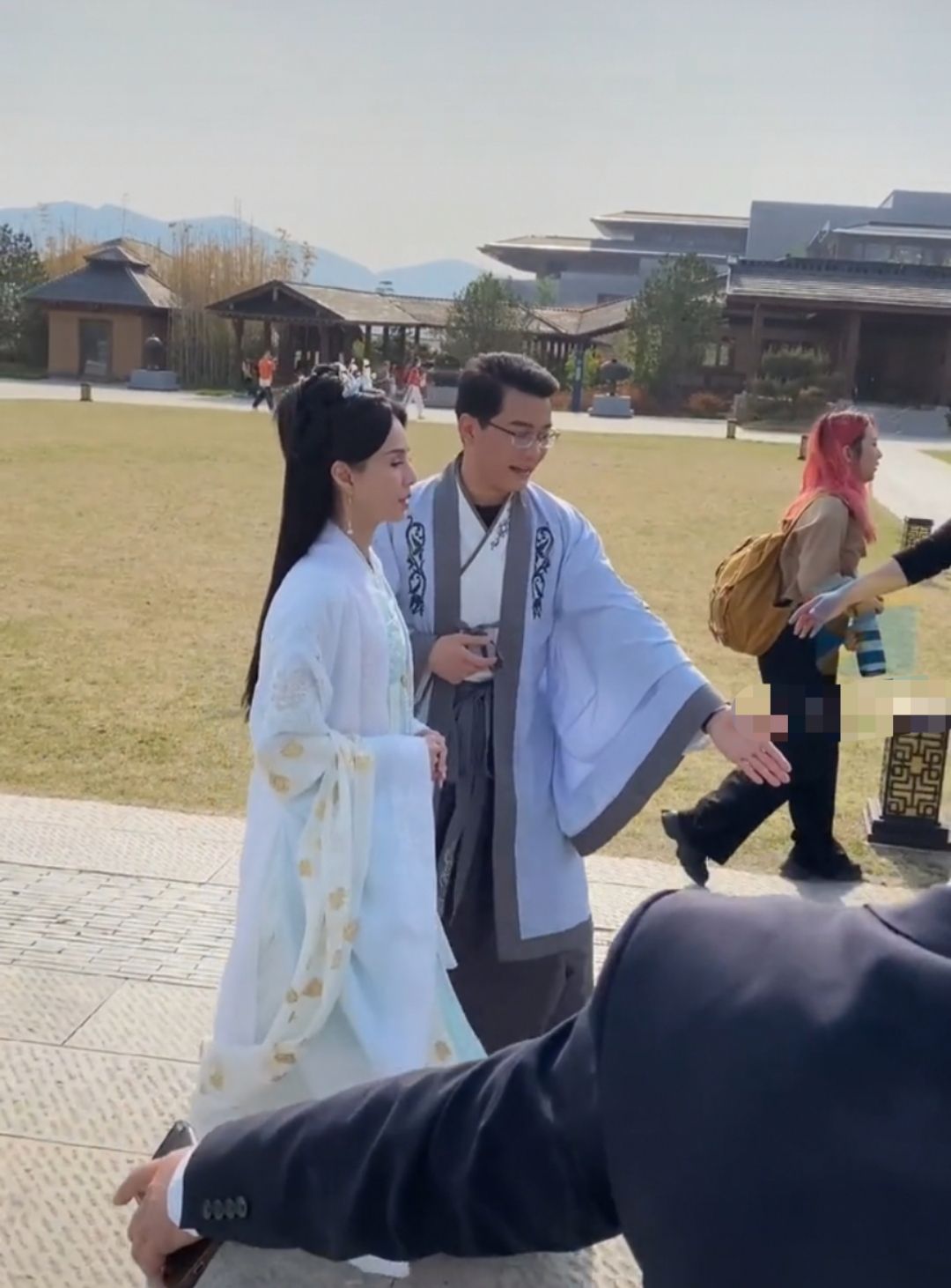 54岁小龙女李若彤再穿古装，气质优雅仙气十足，玩游戏情绪激动