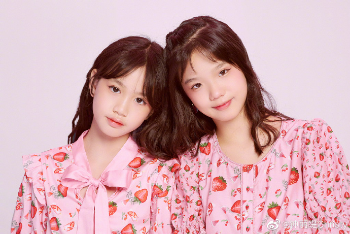 50岁钟丽缇携两女儿登时尚写真！姐妹俩太长脸，高级又时尚气质赞