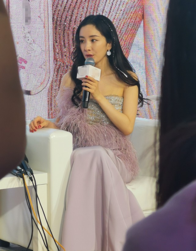 After Yang Mi changes modelling division head beautiful temperament is pulled full, the spot and humour of vermicelli made from bean starch are interactive: 