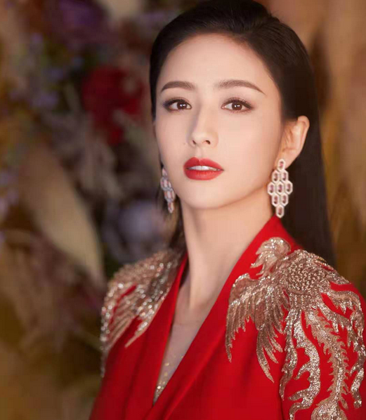 38岁佟丽娅坐飞机被偶遇！素颜出镜侧脸太优越，坐经济舱好接地气