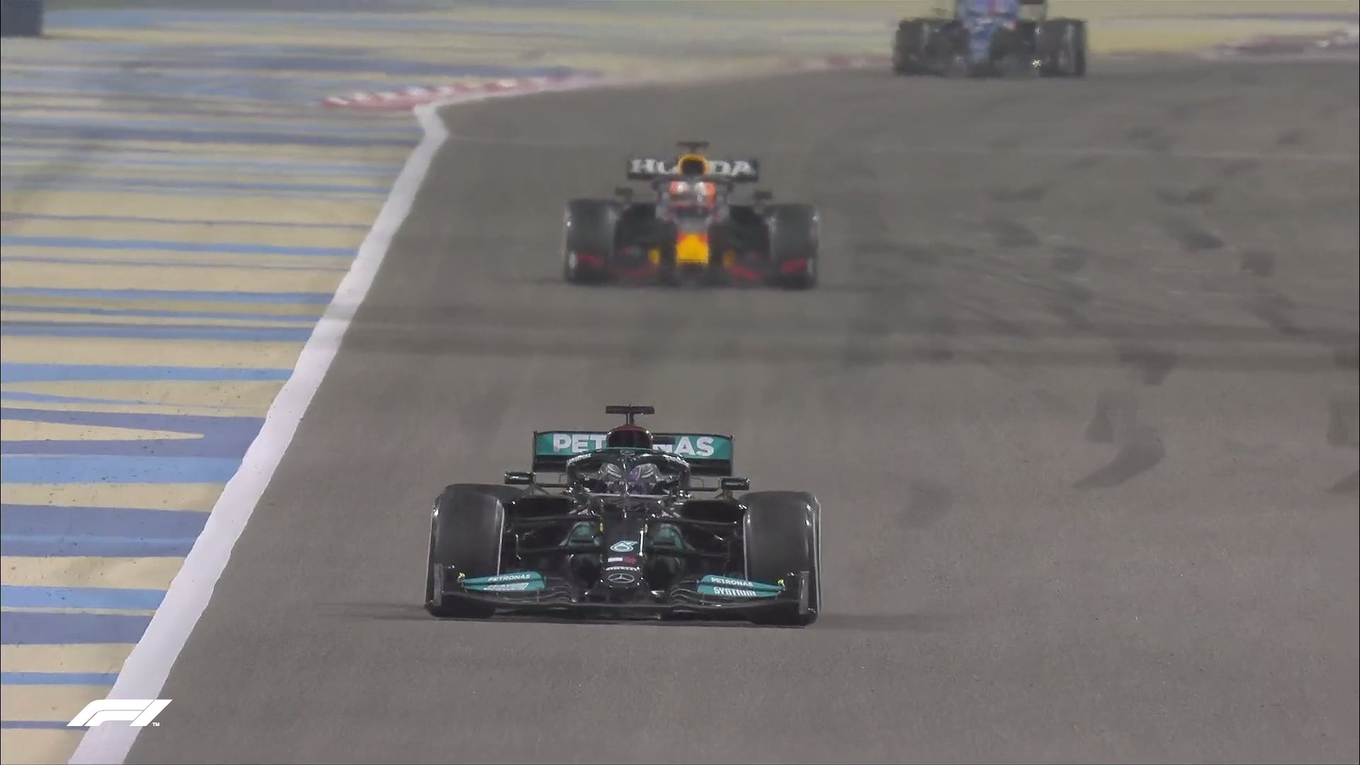 F1巴林站：汉密尔顿险胜维斯塔潘 奔驰F1终于寻到对手