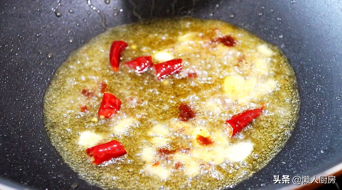 這是爆炒八爪魚的做法，水沸焯水就錯了，教你一招，吃起來不老