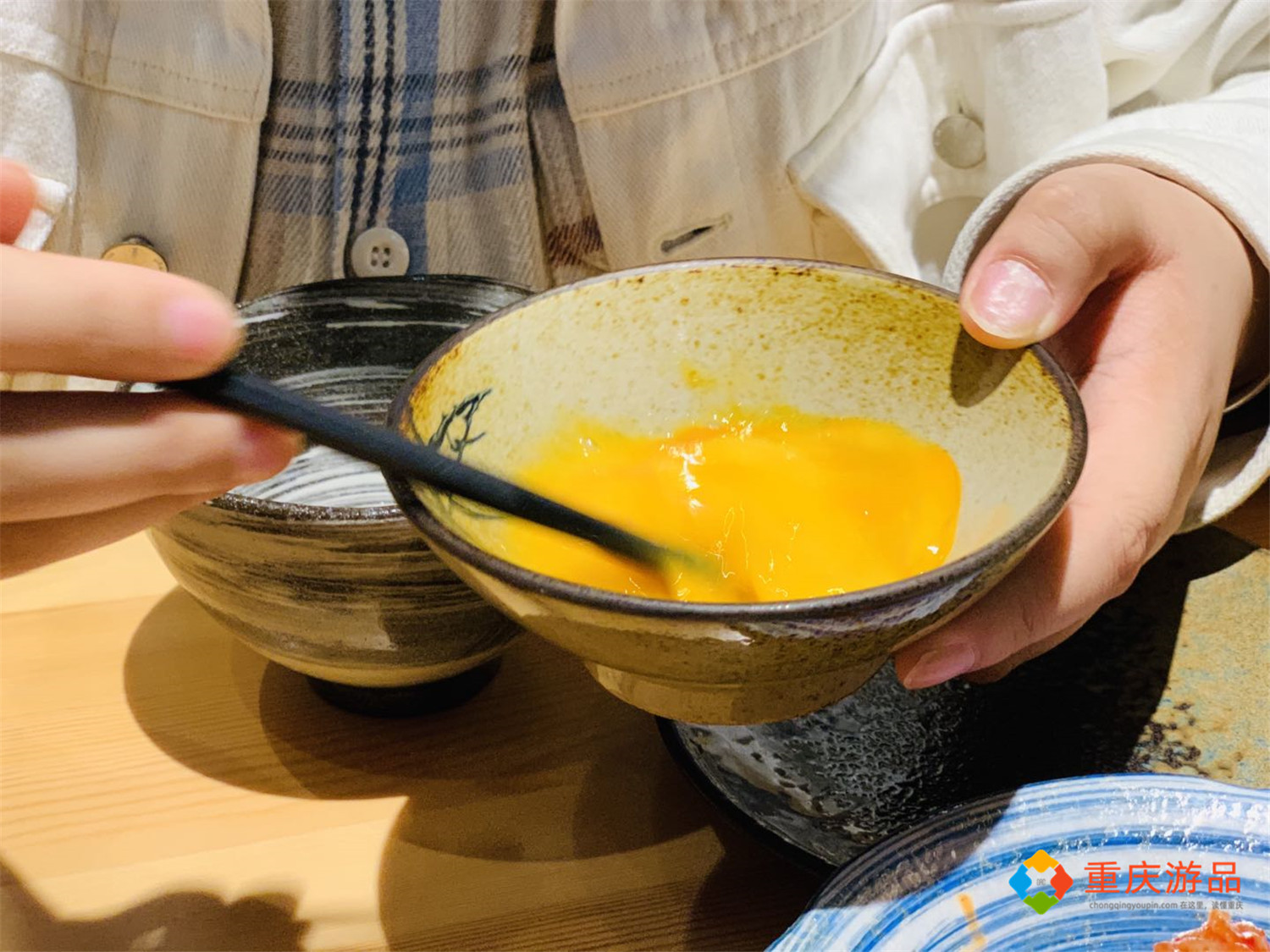 来自台湾的日本料理，拌着生鸡蛋吃的火锅，在重庆能吃得开吗？