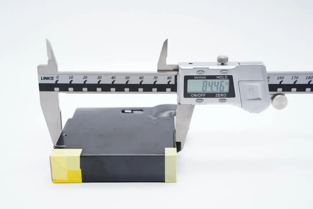 华硕最强游戏本标配300W电源，内置4颗氮化镓，内部结构揭晓