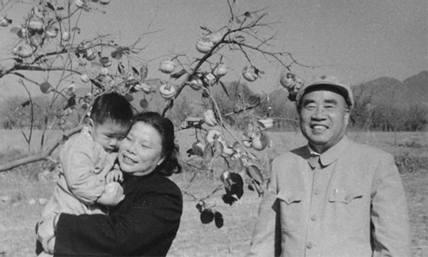 为掩护丈夫朱德突围，怀孕的伍若兰负伤被俘，酷刑后头颅被挂城门
