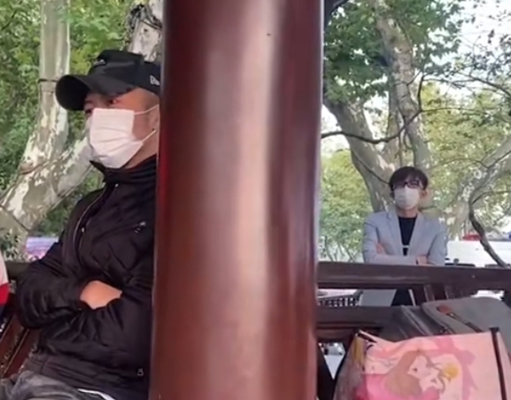 王菲与小鲜肉合照曝光，头颅紧挨娇羞互搂，男友却许久未见同框？