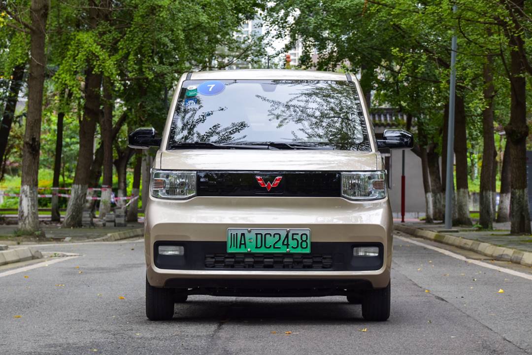 又一爆款诞生，买顶配不到四万，体验五菱宏光MINI EV