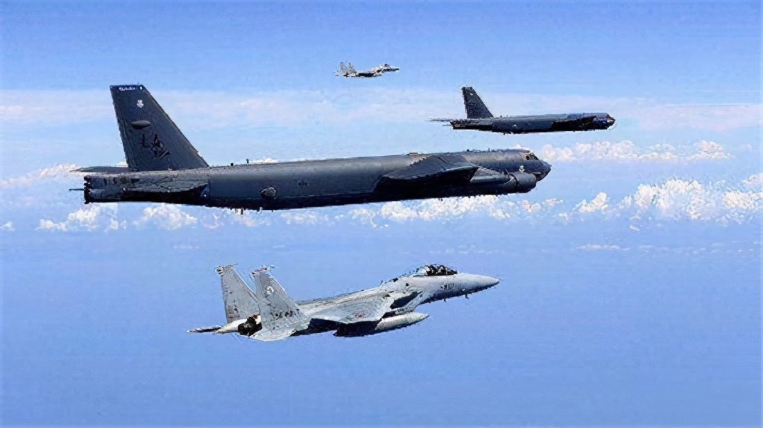 伊朗迟迟没动作，特朗普有些急了，两架B-52在海湾上空盘旋36小时