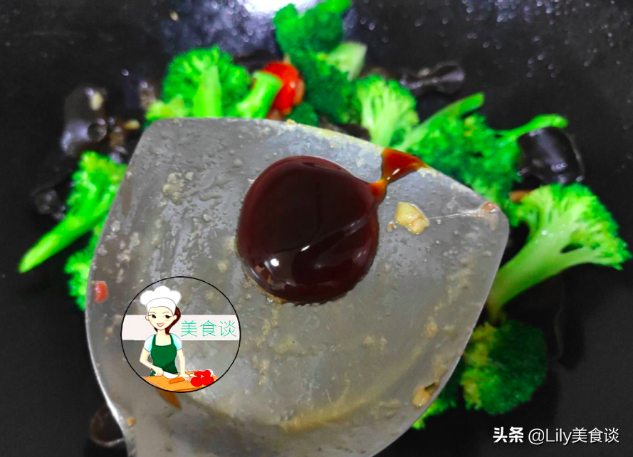 西兰花和此是绝配，不放肉也很香，隔三差五给孩子做，每回都光盘