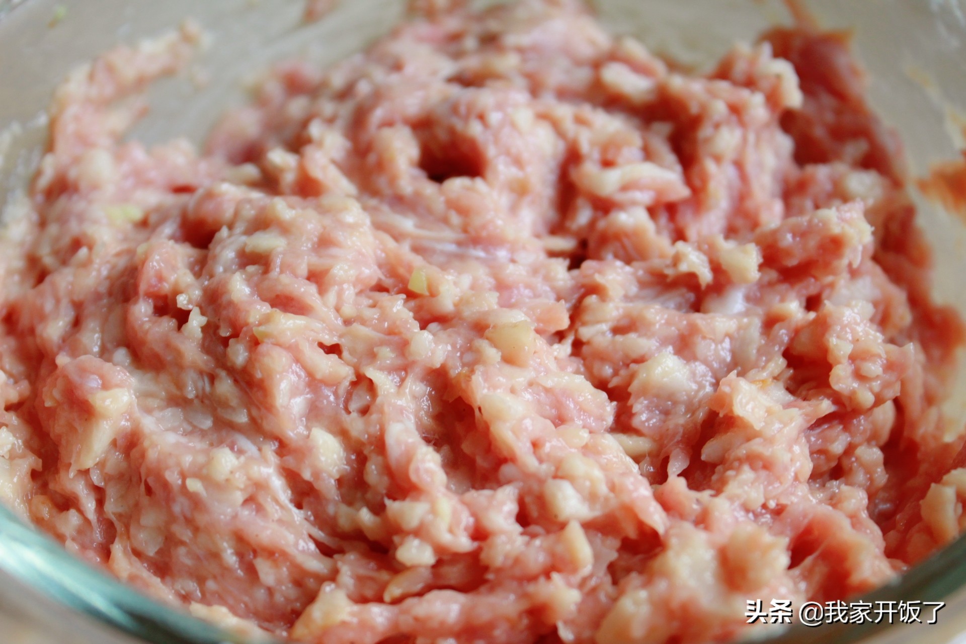 秋天莲藕最鲜，别凉拌了，做成藕饼抢着吃，香脆可口，好吃又滋补