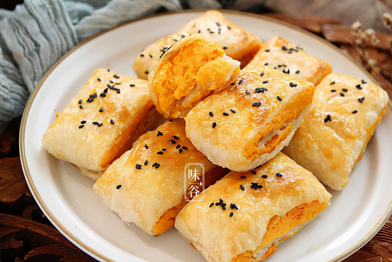 红薯别再煮着吃了，包上手抓饼，孩子抢着吃，后悔做少了，真香