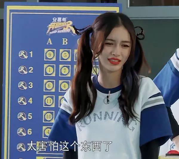 baby不愿下水被嘲，摄影师晒出全景，看到她的脖子：粉丝泪崩