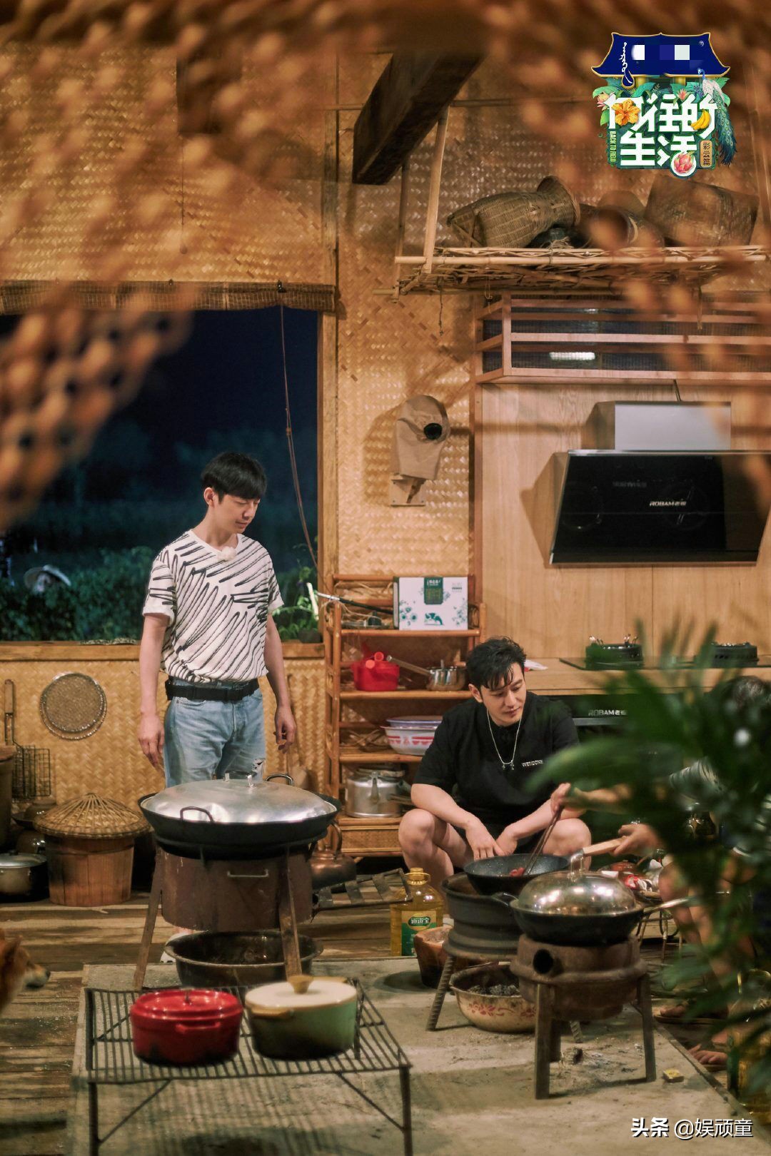 《向往》中黄晓明给何炅打伞，看到何炅的表情