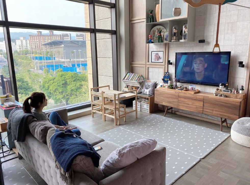 参观Ella的家，满屋纸皮箱，楼梯还是铁的，差点