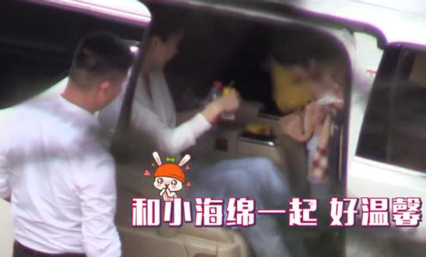 杨颖穿古装片场哄儿子，4岁小海绵被专人看护，