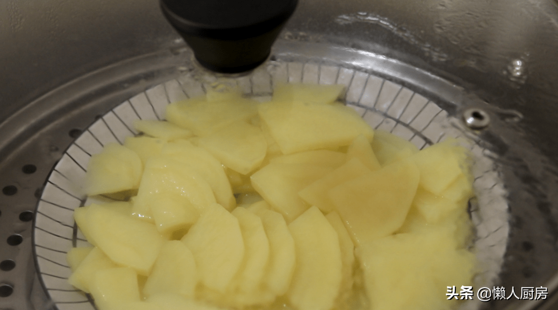 土豆别再炖肉了，教你一个新吃法，好吃到停不下来，比吃肉香
