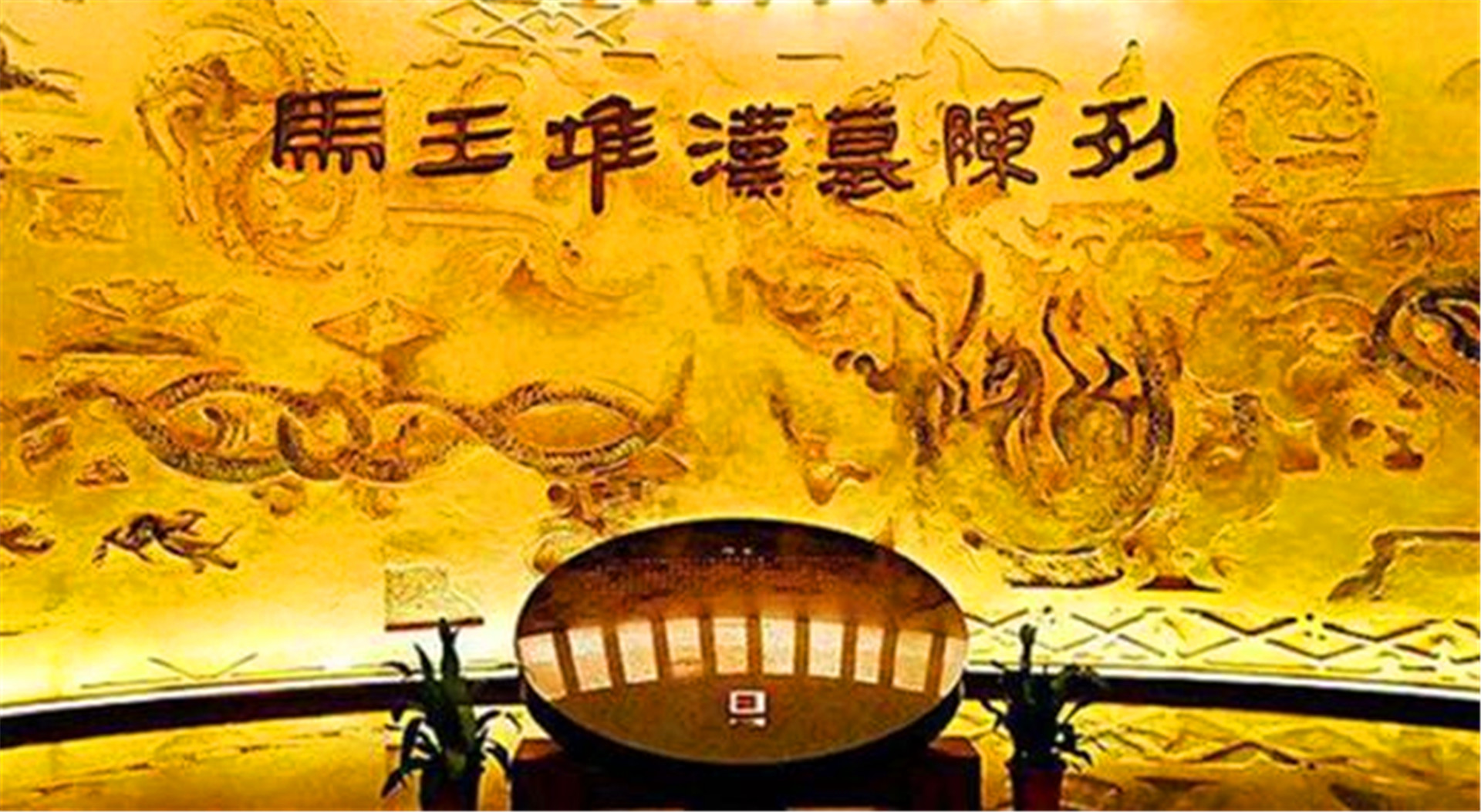 17岁少年用\"穿墙术\"，偷走价值10亿国宝