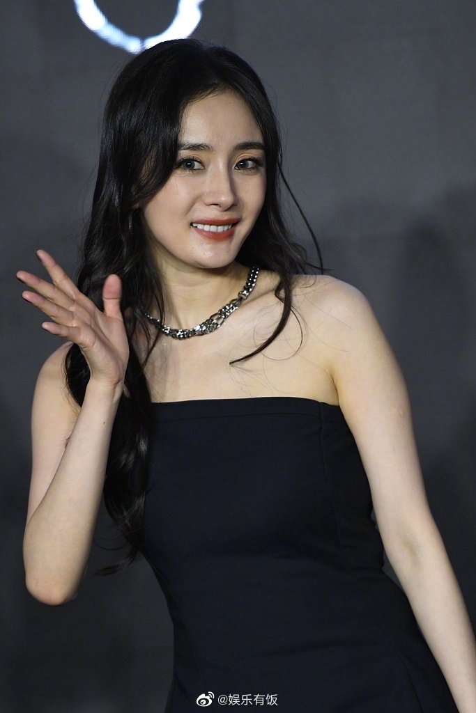 杨幂活动生图被扒，脸部岁月感明显，34岁还能卖少女感多久？