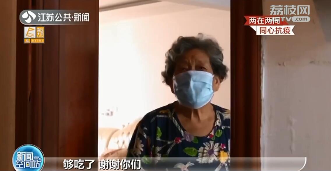 扬州全市各级党员干部主动下沉抗疫一线 保障封闭小区生活