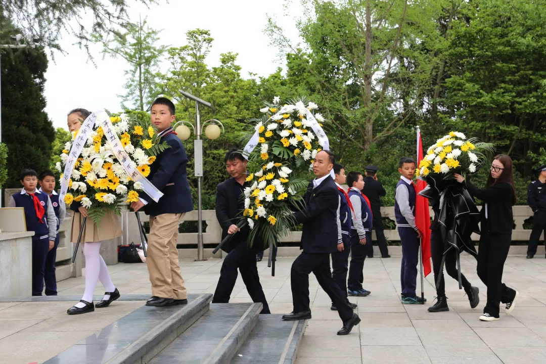 缅怀革命先烈传承红色基因丨天府新区华阳小学清明节开展祭扫活动