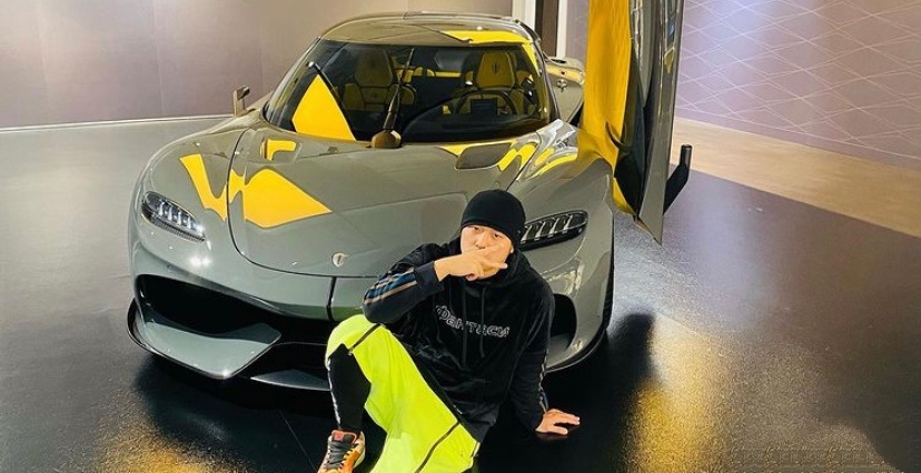 周杰伦晒2千万豪车，女儿扎马尾可爱出镜，天王